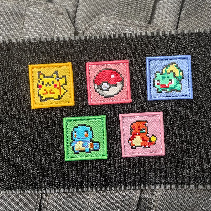 Pokeball Cosplay Prop - Pokemon-Spiel Pixel-Stickerei-Aufnäher Pikachu Charmander Squirtle Bulbasaur
